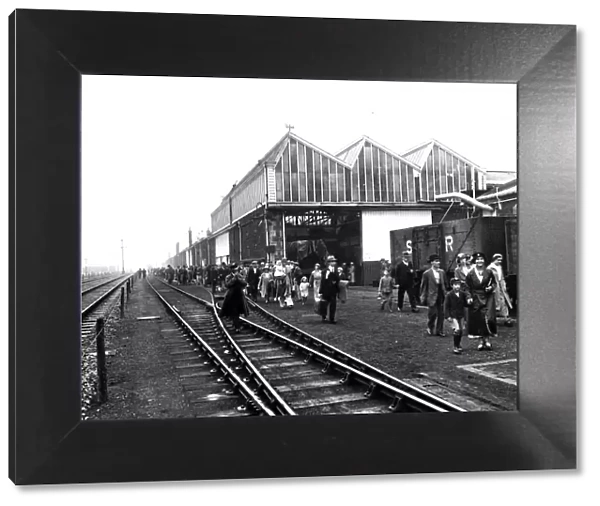 Swindon Works staff boarding Trip trains in 1934