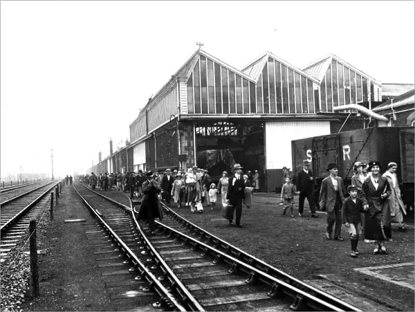 Swindon Works staff boarding Trip trains in 1934