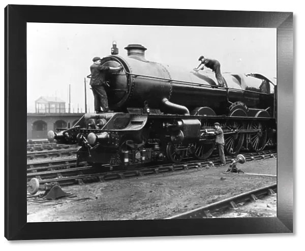 Loco staff cleaning No 6014 King Henry VII, c1930