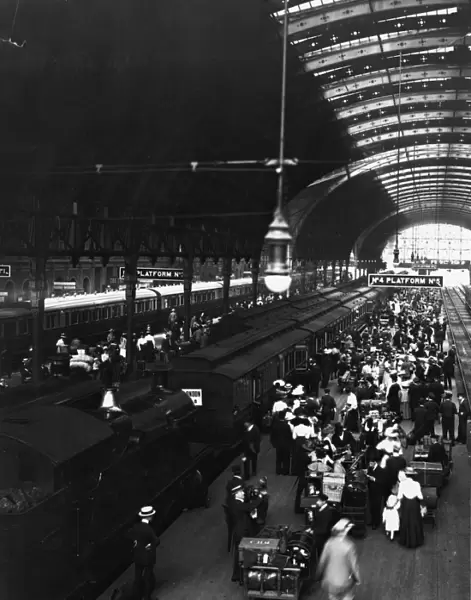 Platforms 4 and 5 at Paddington Station, c. 1910