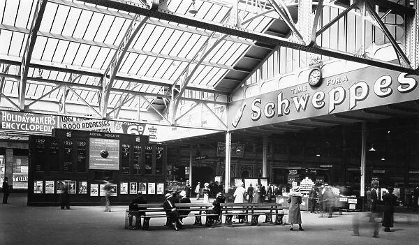 Arrivals indicator board at Paddington Station, 1934