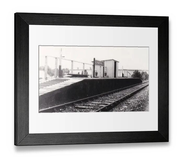 Framed Print : Alphington Halt, near Exeter, Devon, c. 1940s Framed Print : Alphington Halt, near Exeter, Devon, c. 1940s