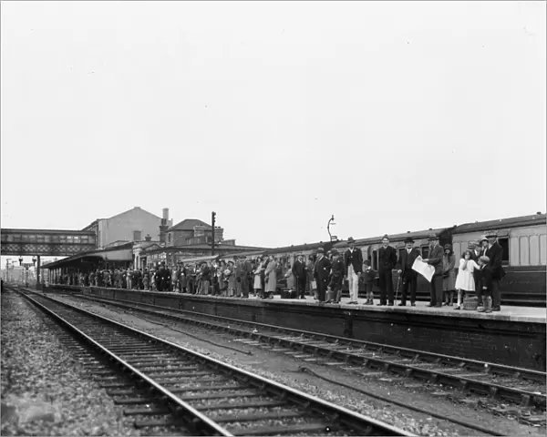 Holidaymakers on Swindon Station, c. 1930