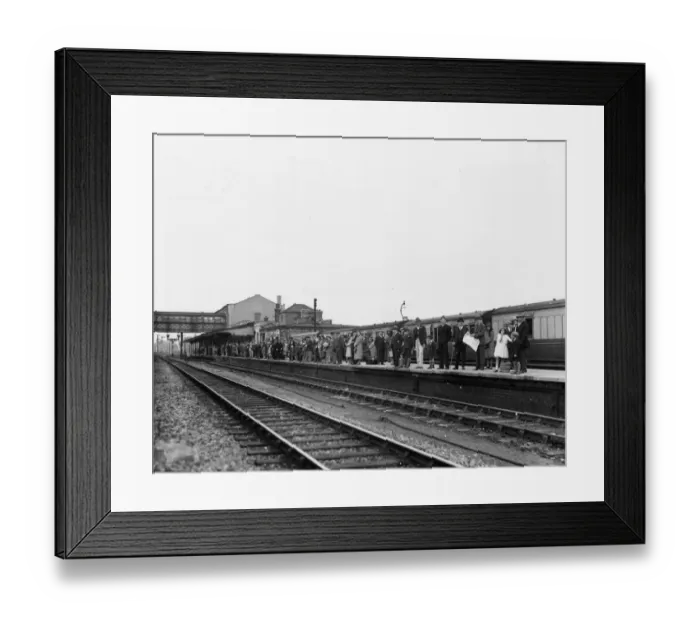 Framed Print : Holidaymakers on Swindon Station, c. 1930 Framed Print : Holidaymakers on Swindon Station, c. 1930