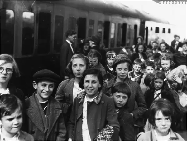 Child evacuees on Maidenhead station, 1939