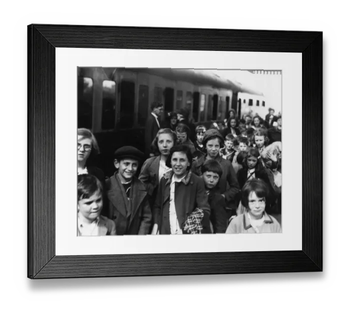 Framed Print : Child evacuees on Maidenhead station, 1939 Framed Print : Child evacuees on Maidenhead station, 1939