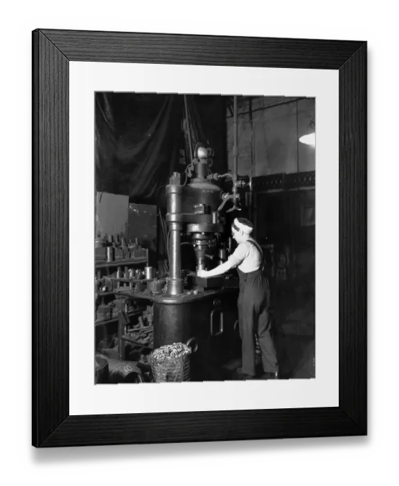 Framed Print : Woman using steam press at Swindon Works, 1942 Framed Print : Woman using steam press at Swindon Works, 1942
