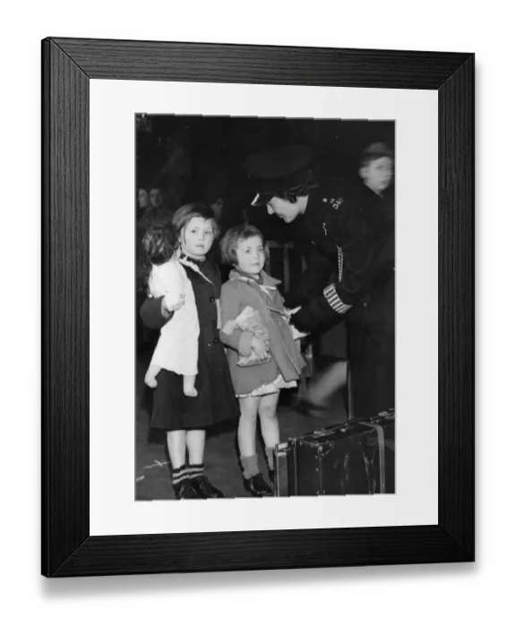 Framed Print : Evacuees at Paddington Station, September 1939 Framed Print : Evacuees at Paddington Station, September 1939