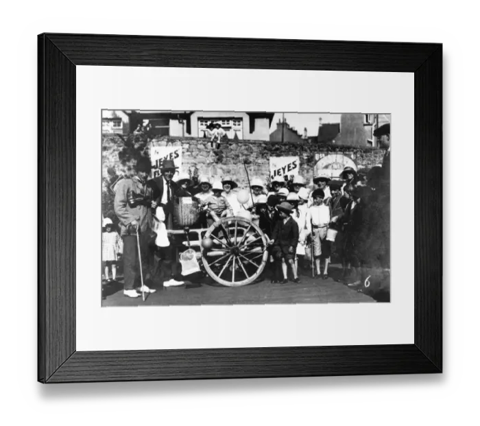 Framed Print : Trip week holiday makers at Tenby, c1930 Framed Print : Trip week holiday makers at Tenby, c1930
