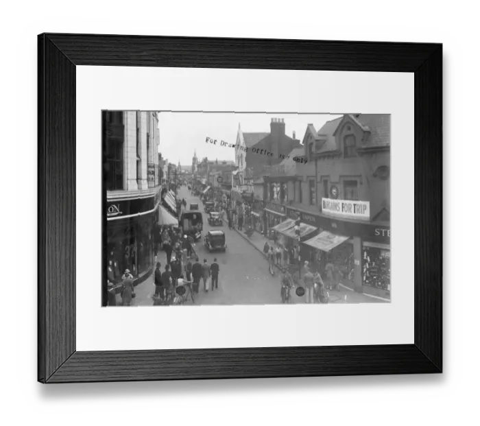 Framed Print : Swindon town centre busy with shoppers getting new outfits Framed Print : Swindon town centre busy with shoppers getting new outfits
