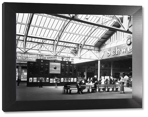 Arrivals indicator board at Paddington Station, 1934