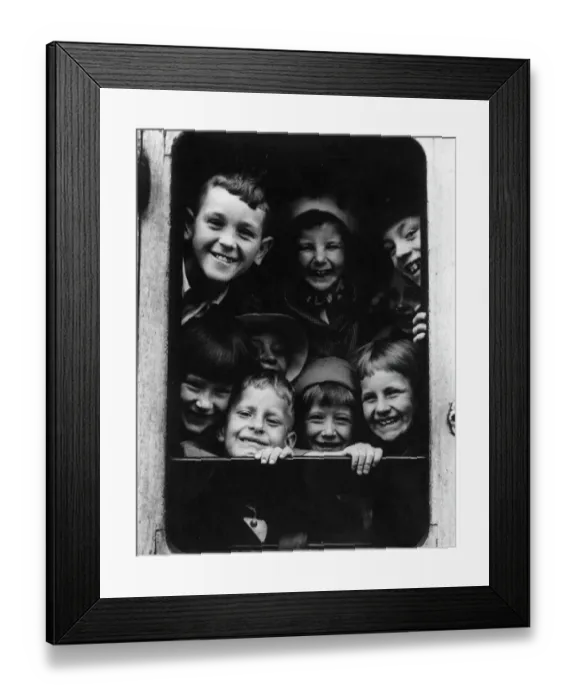 Framed Print : Evacuees waiting to leave Paddington Station, 1939 Framed Print : Evacuees waiting to leave Paddington Station, 1939