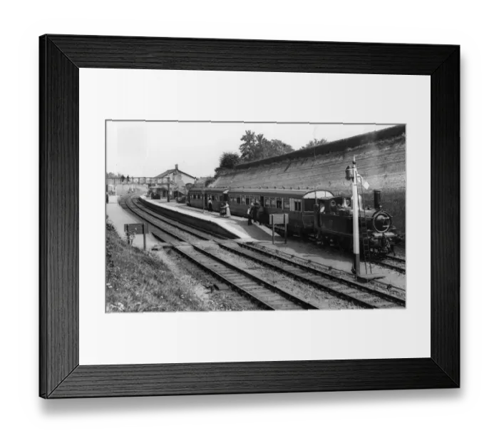 Framed Print : Newnham on Severn Station, Gloucestershire, c. 1905 Framed Print : Newnham on Severn Station, Gloucestershire, c. 1905