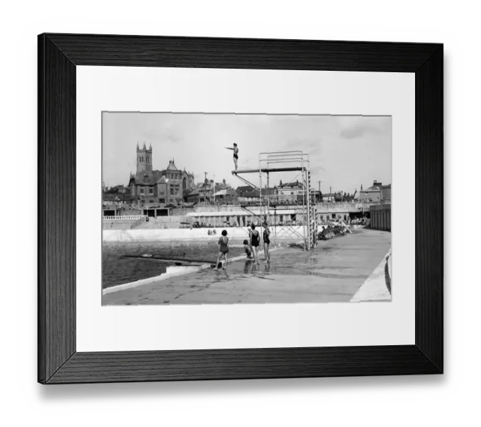 Framed Print : Penzance Lido, c. 1935 Framed Print : Penzance Lido, c. 1935