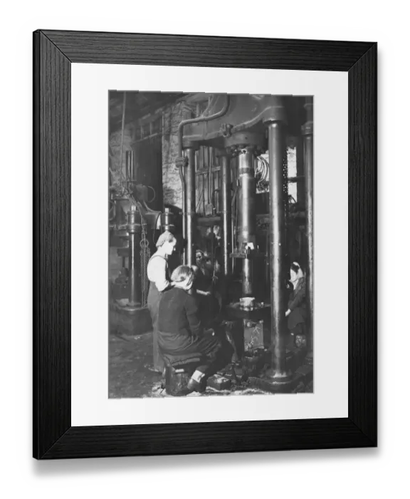 Framed Print : War time work in Q Shop at Swindon Works, 1942