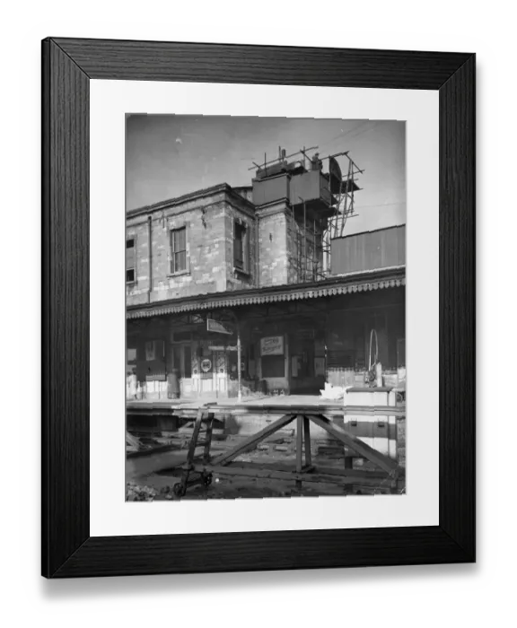 Framed Print : Anti-aircraft platform at Swindon Station c. 1940