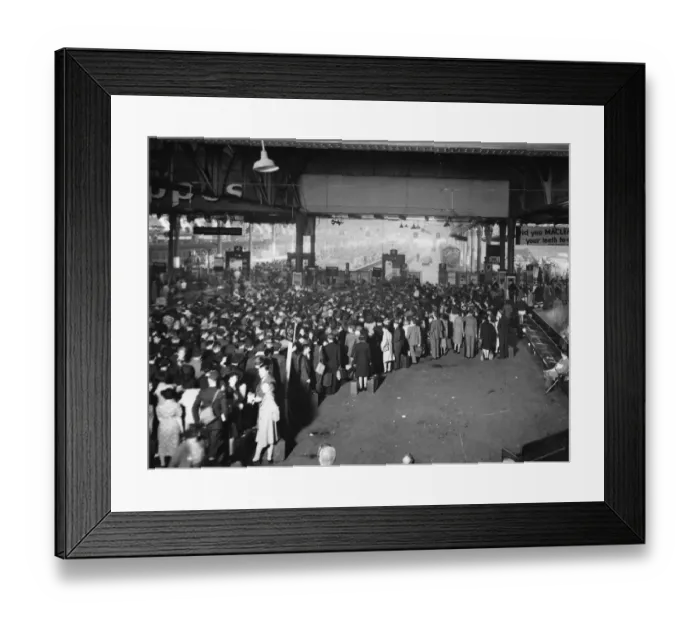 Framed Print : Passengers at Paddington Station in 1943 Framed Print : Passengers at Paddington Station in 1943