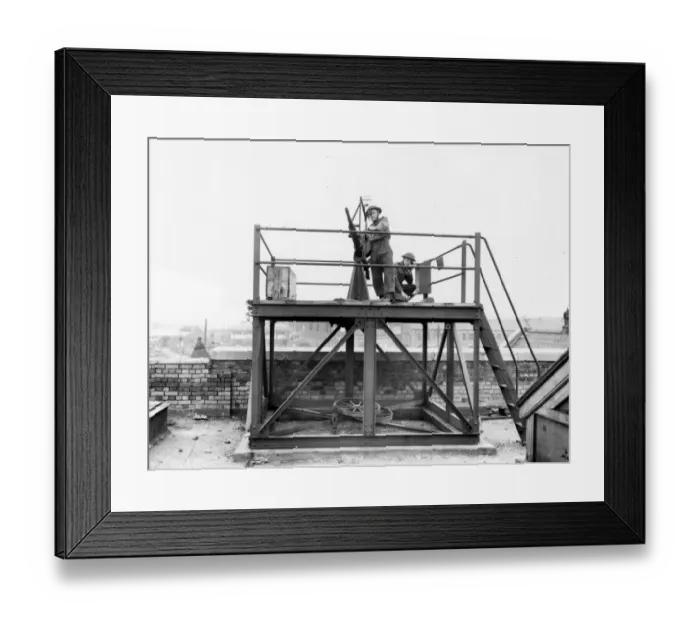 Framed Print : Swindon Home Guard manning an anti-aircraft gun platform, c. 1940 Framed Print : Swindon Home Guard manning an anti-aircraft gun platform, c. 1940