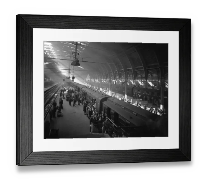 Framed Print : Passengers at Paddington Station in 1943 Framed Print : Passengers at Paddington Station in 1943