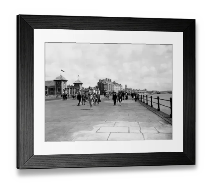 Framed Print : Penzance Promenade, 1930s Framed Print : Penzance Promenade, 1930s