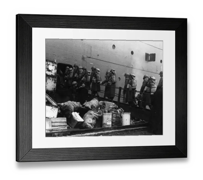Framed Print : US soldiers embarking a ship in a GWR South Wales Dock, 1942 Framed Print : US soldiers embarking a ship in a GWR South Wales Dock, 1942