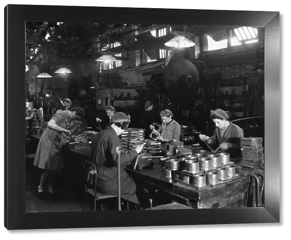 Female employees at Swindon Works making lamps, c. 1940