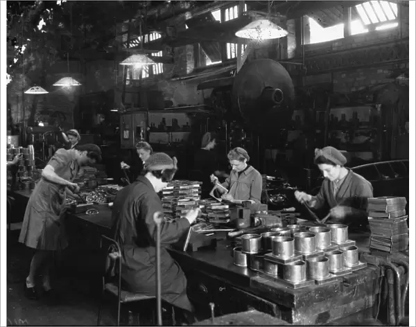 Female employees at Swindon Works making lamps, c. 1940