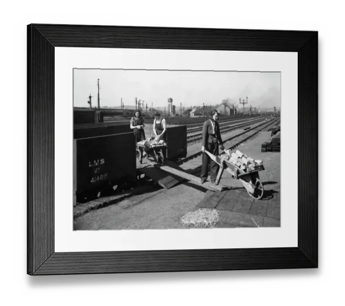 Framed Print : Women workers in the Permanent Way Dept at Reading, 1943