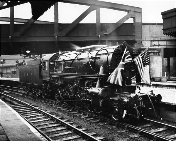 US 2-8-0 tender locomotive No. 1604 at Paddington Station, 1942