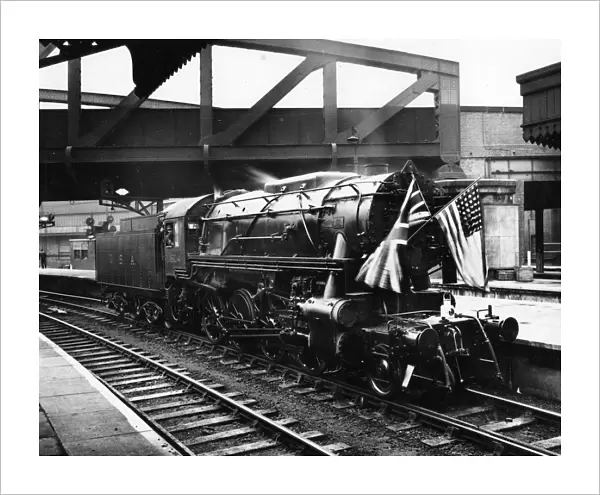 US 2-8-0 tender locomotive No. 1604 at Paddington Station, 1942
