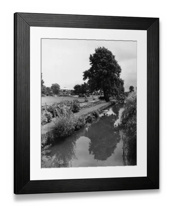 Framed Print : Vivary Park in Taunton, Somerset, July 1931 Framed Print : Vivary Park in Taunton, Somerset, July 1931