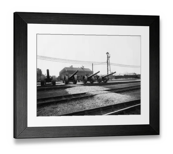 Framed Print : Naval guns at Swindon Works, alongside Star Class locomotive, no. 4013 Knight of St Patrick, c. 1915 Framed Print : Naval guns at Swindon Works, alongside Star Class locomotive, no. 4013 Knight of St Patrick, c. 1915
