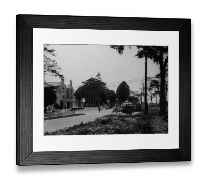 Framed Print : Burford, Oxfordshire, June 1930 Framed Print : Burford, Oxfordshire, June 1930