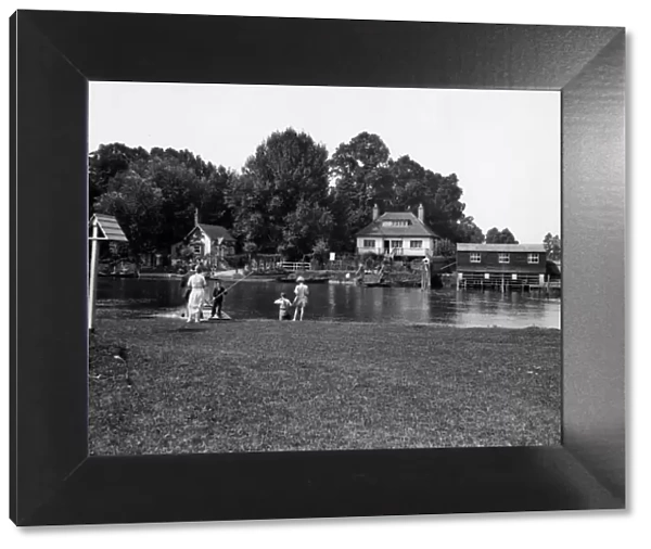 Chalmore ferry, Wallingford, August 1925