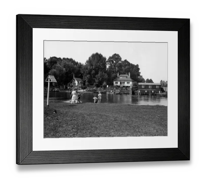 Framed Print : Chalmore ferry, Wallingford, August 1925 Framed Print : Chalmore ferry, Wallingford, August 1925