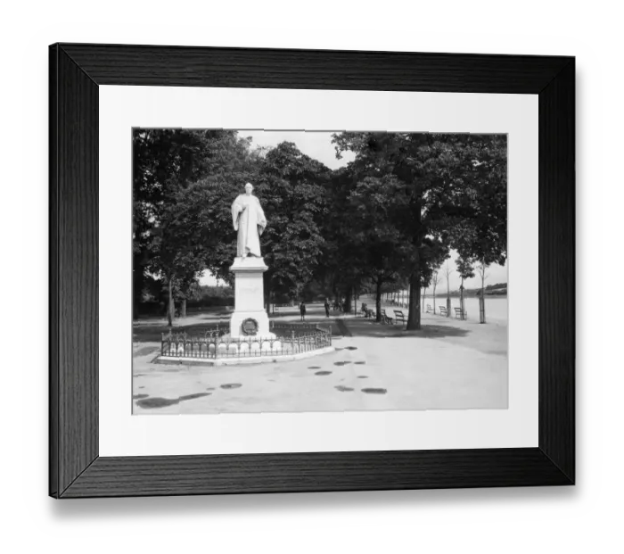 Framed Print : Kingsley Statue and Quayside, Bideford, c. 1930s Framed Print : Kingsley Statue and Quayside, Bideford, c. 1930s
