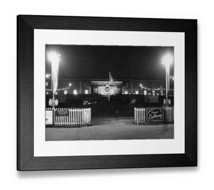 Framed Print : Worcester Shrub Hill Station Decorations, 1957