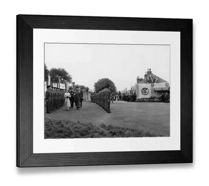Framed Print : Royal Tour of West Country - The Queen at Barnstaple Station, 8th May 1956