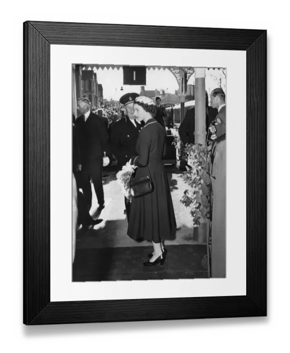 Framed Print : Royal Tour of West Country - The Queen at Launceston Station, 9th May 1956 Framed Print : Royal Tour of West Country - The Queen at Launceston Station, 9th May 1956