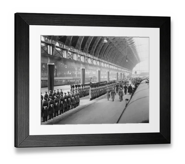 Framed Print : Awaiting Arrival of Funeral Train of King George VI, Paddington, 15th February 1952