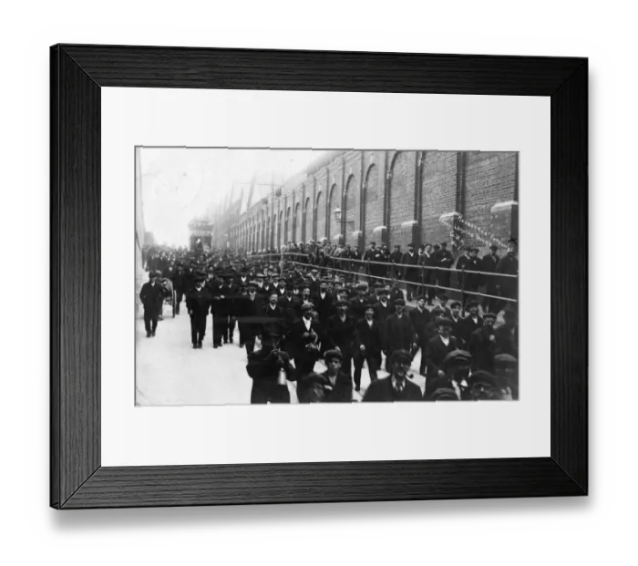 Framed Print : Men leaving Swindon Works, Rodbourne Road entrance, c. 1910