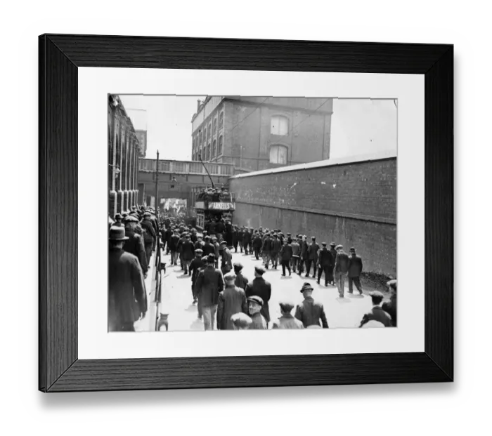 Framed Print : Men leaving Swindon Works, Rodbourne Road entrance, 1928