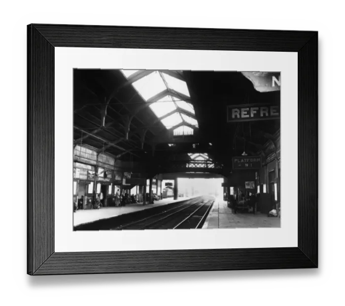 Framed Print : Banbury Station, Oxfordshire, c. 1950s Framed Print : Banbury Station, Oxfordshire, c. 1950s