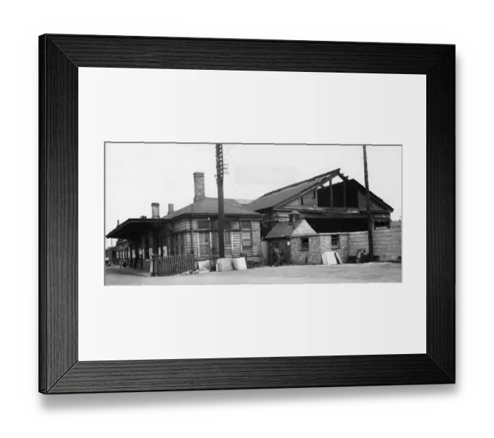 Framed Print : Banbury Station, Oxfordshire, c. 1950s Framed Print : Banbury Station, Oxfordshire, c. 1950s