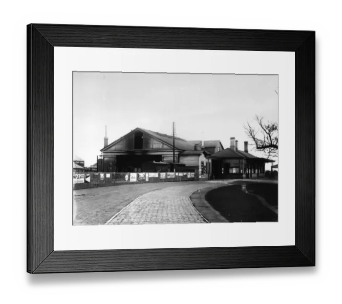 Framed Print : Banbury Station, Oxfordshire, c. 1950s Framed Print : Banbury Station, Oxfordshire, c. 1950s