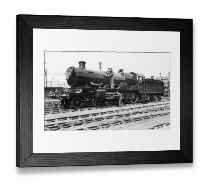 Framed Print : Loco staff cleaning No 5029 Nunney Castle Framed Print : Loco staff cleaning No 5029 Nunney Castle