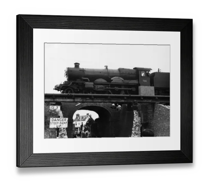 Framed Print : No 5042 Winchester Castle crossing Bruce Street bridges (during dismantling), Swindon, c1960