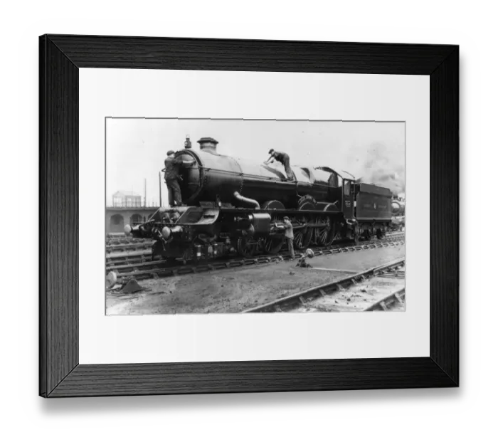 Framed Print : Loco staff cleaning No 6014 King Henry VII, c1930