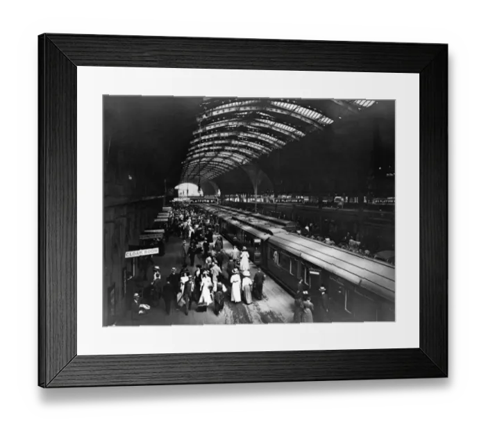Framed Print : Platform 1 at Paddington Station, London, c. 1910