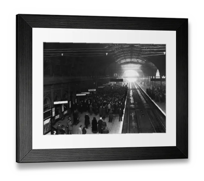 Framed Print : Memorial Service on Platform 1 at Paddington Station, 11th November 1920 Framed Print : Memorial Service on Platform 1 at Paddington Station, 11th November 1920